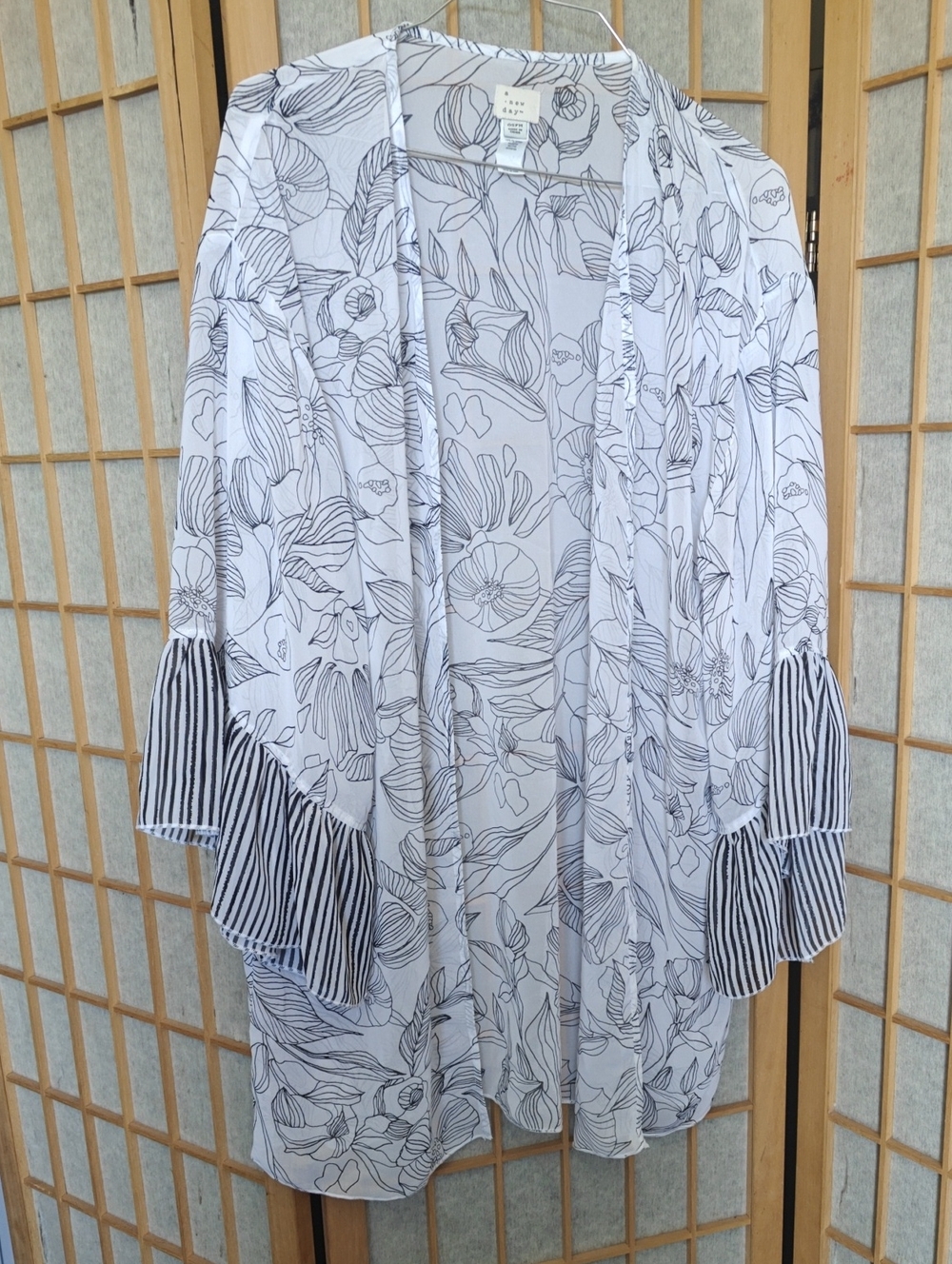 Liz Claiborne Black and White Floral Open-Front Kimono